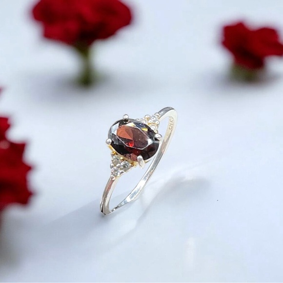 Vintage Jewelry - 🌺Vintage Sterling & Garnet Ring